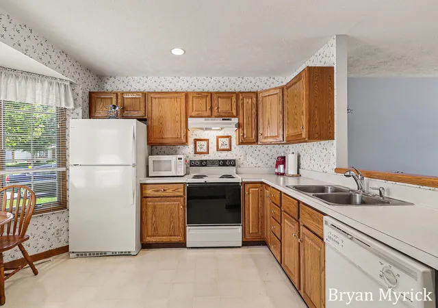 Listing Photo 4 - Condo for sale in building located at 1581 Castlemaine Dr, Zeeland, MI 49464-9083 - Unit #2