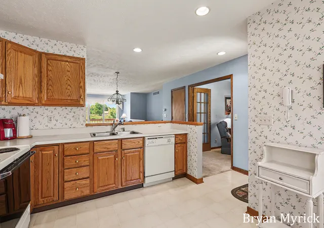 Listing Photo 5 - Condo for sale in building located at 1581 Castlemaine Dr, Zeeland, MI 49464-9083 - Unit #2