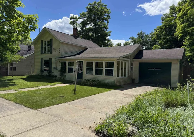 Photo 1 of Single family home for sale at 225 N Hayes St, Farwell, MI 48622 | MLS# 79080070143 | Listing updated on 2026-09-17