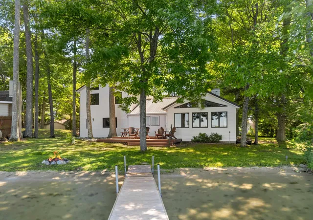 Photo 3 of Single family home for sale at 4871 Lakeview Dr, Interlochen, MI 49643 | MLS# 78080070144 | Listing updated on 2026-09-17
