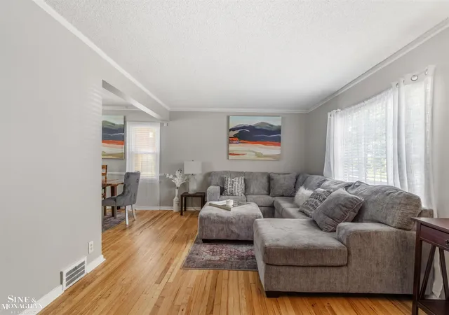 5th image of 19282 Raymond St, Grosse Pointe Woods, MI 48236 | MLS# 58050212599