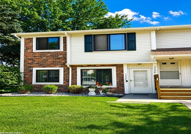 Photo 1 of Condo for sale at 17438 Utica Oaks Ln, Roseville, MI 48066 | MLS# 58050212610 | Listing updated on 2026-07-21
