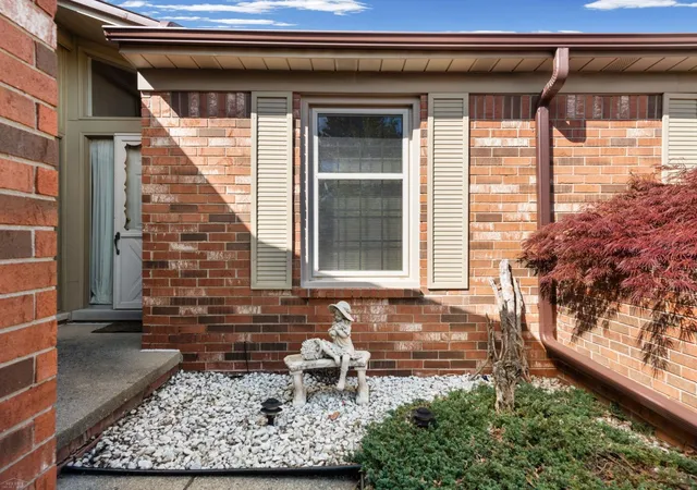 Listing Photo 2 - Condo for sale in building located at 49431 Ferrisburg Ct, Shelby Township, MI 48315