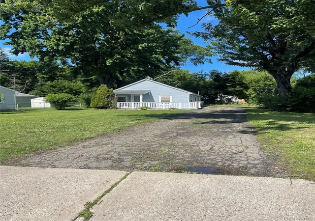 Photo 1 of Sale Pending at 1093 Meadowlawn Dr, Pontiac, MI 48340 | MLS# 20261048057 | Listing updated on 2026-07-17