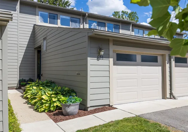 3rd image of 686 Peninsula Ct, Ann Arbor, MI 48105 | MLS# 20261048066