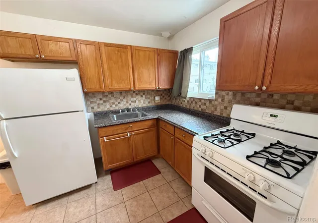 Listing Photo 5 - Condo for sale in building located at 11012 Middlebelt Rd, Livonia, MI 48150