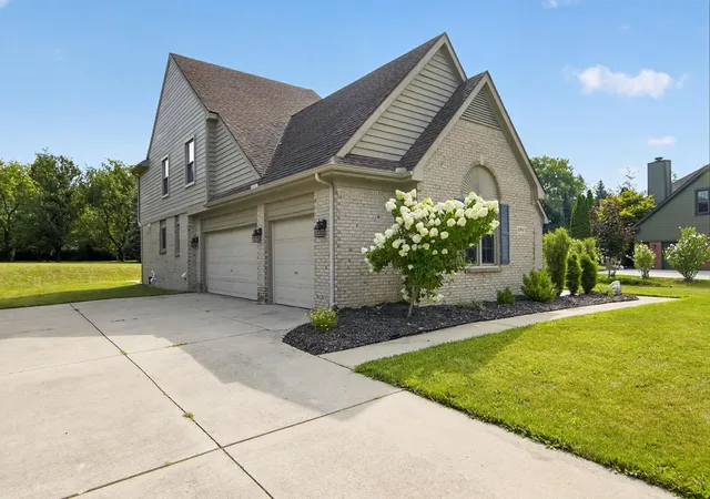 Photo 3 of Single family home for sale at 6961 Suncrest Dr, Saline, MI 48176 | MLS# 81026031607 | Listing updated on 2026-09-15