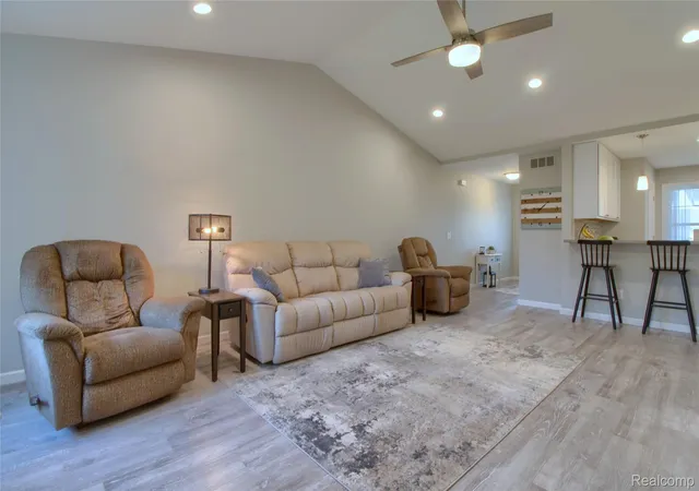 Listing Photo 4 - Condo for sale in building located at 792 Mdws Ct, Grass Lake, MI 49240