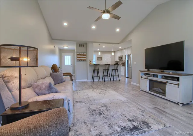 Listing Photo 5 - Condo for sale in building located at 792 Mdws Ct, Grass Lake, MI 49240