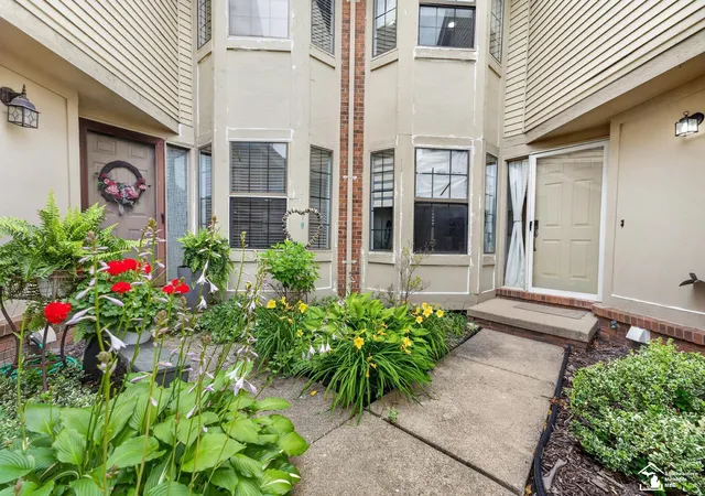 Listing Photo 2 - Condo for sale in building located at 15696 Golfview Dr, Riverview, MI 48193