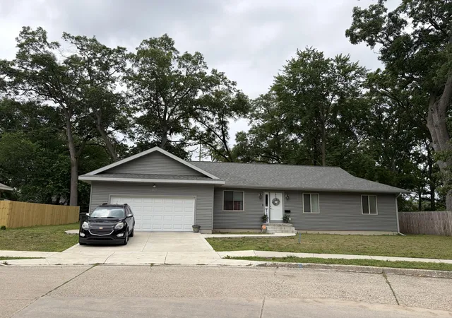 Photo 2 of Single family home for sale at 1077 Leonard Ave, Muskegon, MI 49442 | MLS# 71026031686 | Listing updated on 2026-07-29