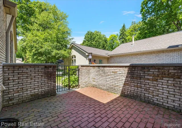 3rd image of 1447 Ravineview Ct, Bloomfield Hills, MI 48304
