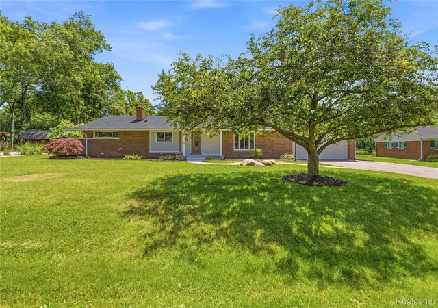 Photo 2 of Single family home for sale at 28264 Bayberry Rd, Farmington Hills, MI 48331 | MLS# 20261048173 | Listing updated on 2026-08-21