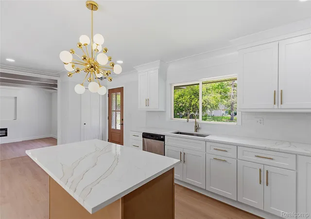 Photo 4 of Single family home for sale at 28264 Bayberry Rd, Farmington Hills, MI 48331 | MLS# 20261048173 | Listing updated on 2026-10-22