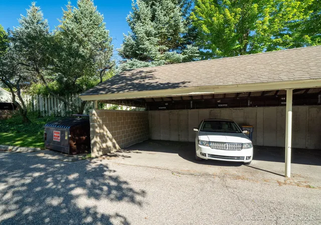 Listing Photo 2 - Condo for sale in building located at 2429 Cranden Dr SE, Grand Rapids, MI 49506 - Unit #