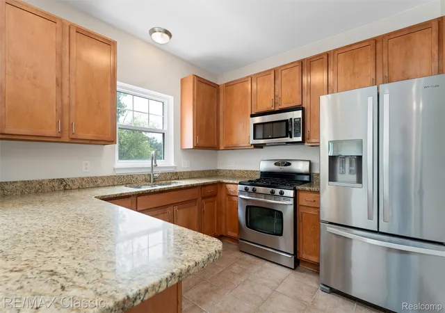 Listing Photo 4 - Condo for sale in building located at 6108 Heron Hls Dr, Walled Lake, MI 48390 1412 - Unit #56