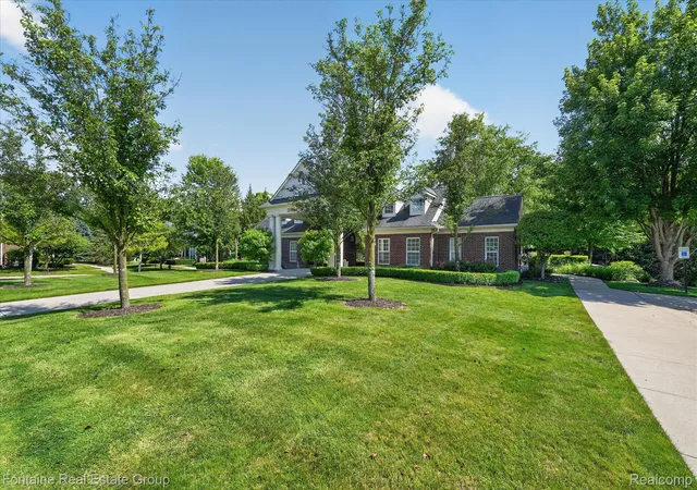 Listing Photo 2 - Condo for sale in building located at 14203 Adri Cir, Walled Lake, MI 48390 - Unit #