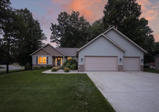 Photo 1 of Single family home for sale at 69914 Roy Dr, Edwardsburg, MI 49112 | MLS# 69026031805 | Listing updated on 2026-09-16