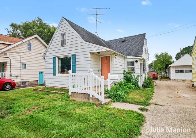 2nd image of 1829 Delwood Ave Sw, Wyoming, MI 49509 | MLS# 65026031871