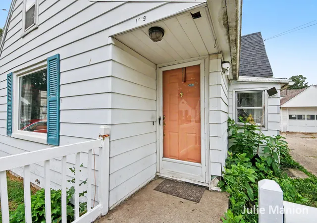 3rd image of 1829 Delwood Ave Sw, Wyoming, MI 49509 | MLS# 65026031871