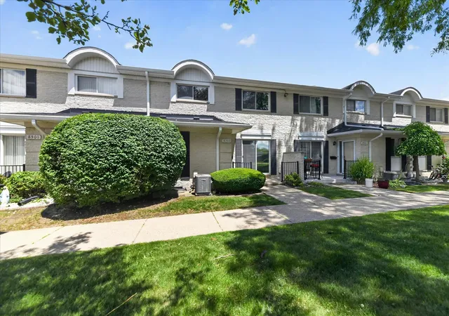 Listing Photo 2 - Condo for sale in building located at 8503 Winchester Dr, Sterling Heights, MI 48313