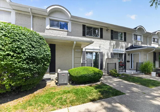 Listing Photo 3 - Condo for sale in building located at 8503 Winchester Dr, Sterling Heights, MI 48313