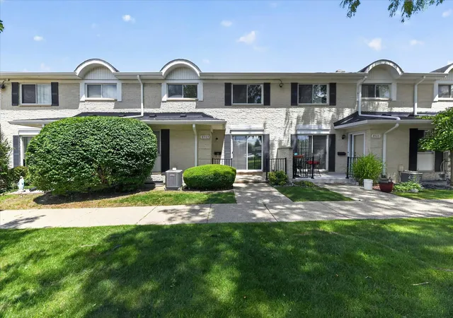 Listing Photo 4 - Condo for sale in building located at 8503 Winchester Dr, Sterling Heights, MI 48313