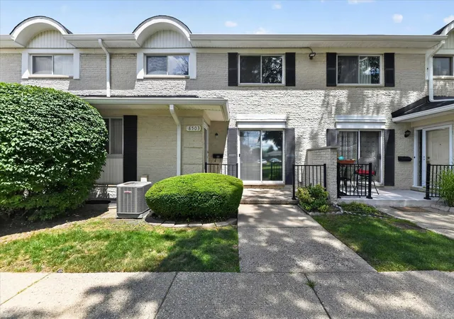 Listing Photo 5 - Condo for sale in building located at 8503 Winchester Dr, Sterling Heights, MI 48313