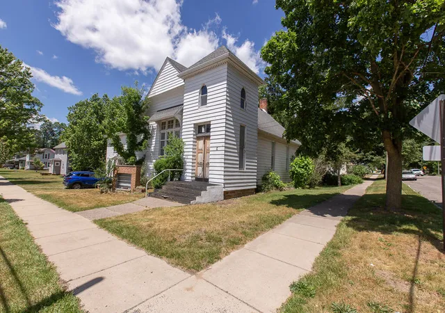 Photo 1 of Single family home for sale at 31 Vine St, Hillsdale, MI 49242 | MLS# 62026031918 | Listing updated on 2026-06-25