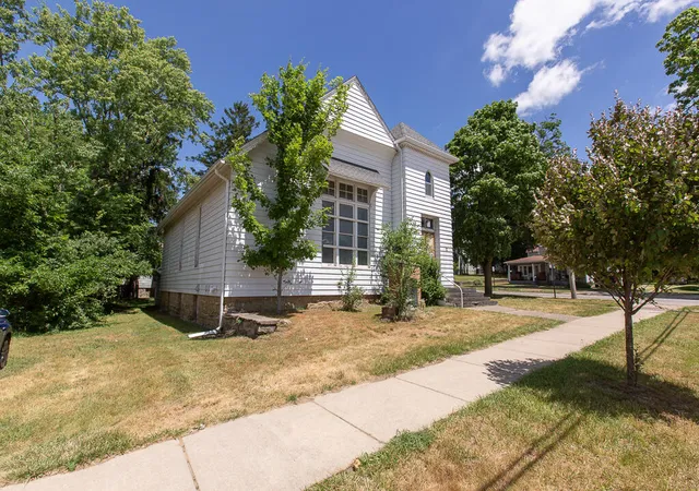 Photo 2 of Single family home for sale at 31 Vine St, Hillsdale, MI 49242 | MLS# 62026031918 | Listing updated on 2026-06-25