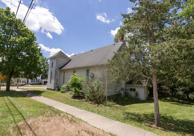 Photo 3 of Single family home for sale at 31 Vine St, Hillsdale, MI 49242 | MLS# 62026031918 | Listing updated on 2026-06-25