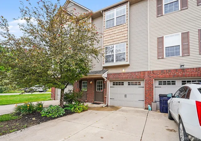Listing Photo 2 - Condo for sale in building located at 2234 Knotty Pine Trl, Howell, MI 48855