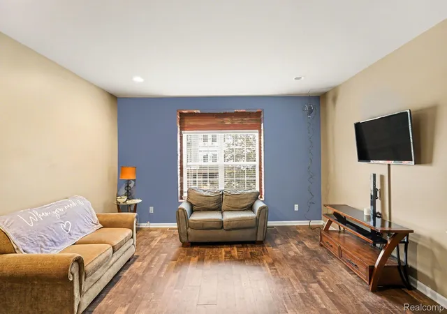 Listing Photo 4 - Condo for sale in building located at 2234 Knotty Pine Trl, Howell, MI 48855