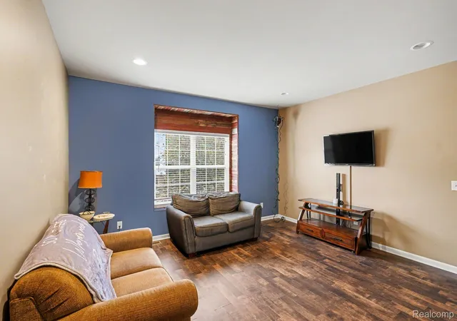 Listing Photo 5 - Condo for sale in building located at 2234 Knotty Pine Trl, Howell, MI 48855