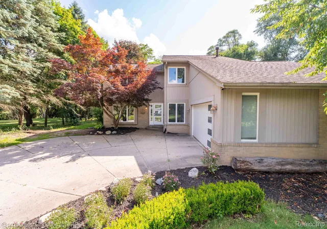Photo 2 of Single family home for sale at 2766 Acorn Rd, Bloomfield Township, MI 48302 | MLS# 20261048431 | Listing updated on 2026-08-31