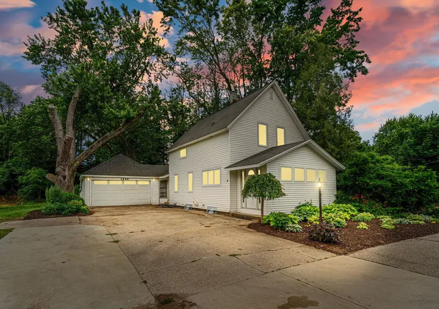 1st image of 1632 W Lakewood Blvd, Holland, MI 49424 | MLS# 65026031974