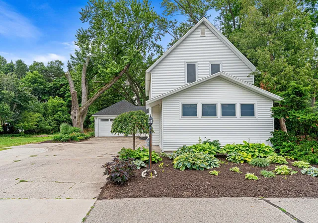 Photo 3 of Single family home for sale at 1632 W Lakewood Blvd, Holland, MI 49424 | MLS# 65026031974 | Listing updated on 2026-08-11