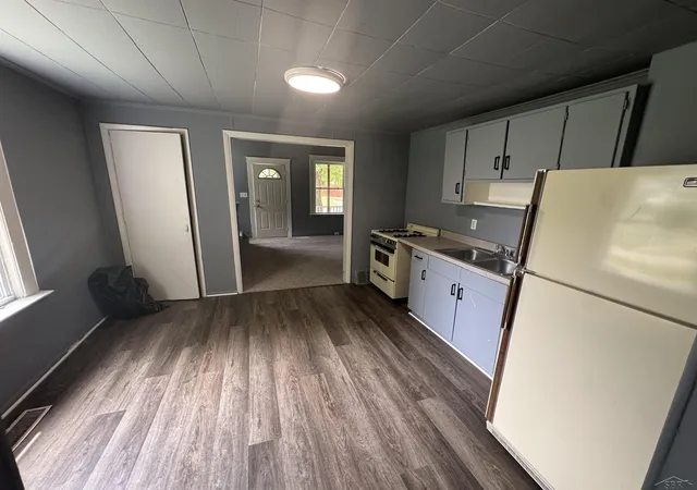 Listing Photo 4 - Condo for sale in building located at 1002 Madison Ave, Saginaw, MI 48602