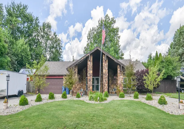 Photo 1 of Single family home for sale at 17 Linda Ln, Coldwater, MI 49036 | MLS# 62026032102 | Listing updated on 2026-09-11
