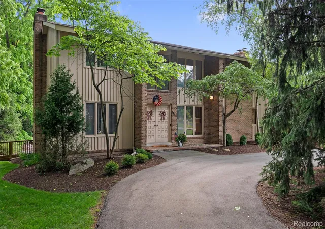 2nd image of 5863 Seville Cir, Orchard Lake, MI 48324 | MLS# 20261048579