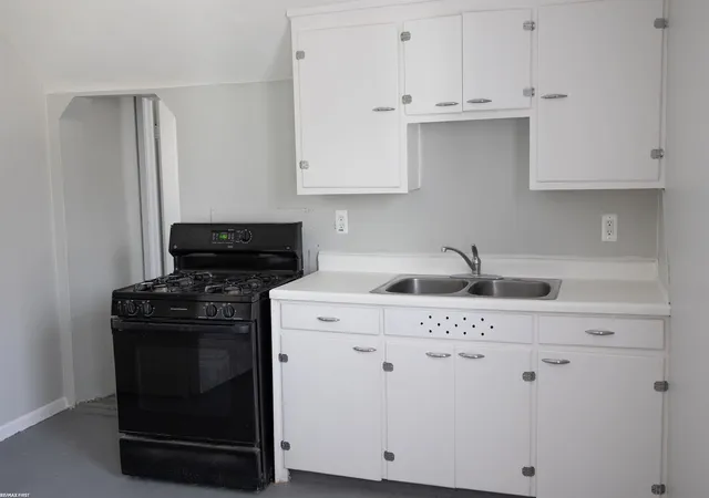 Listing Photo 3 - Condo for sale in building located at 19 Washington St, Mount Clemens, MI 48043