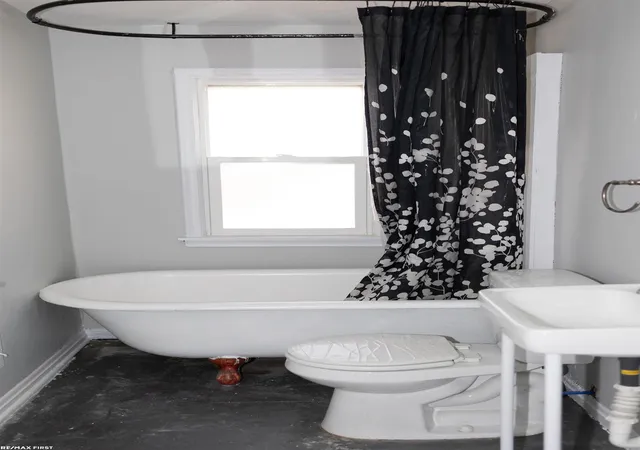 Listing Photo 5 - Condo for sale in building located at 19 Washington St, Mount Clemens, MI 48043