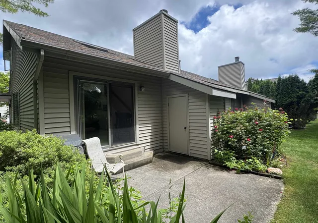 Listing Photo 2 - Condo for sale in building located at 723 N Apple Tree Dr, Suttons Bay, MI 49682 - Unit #