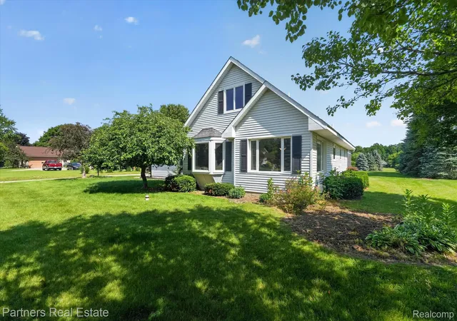 Photo 2 of Single family home for sale at 9145 Apple Orchard Dr, Fenton, MI 48430 | MLS# 20261048591 | Listing updated on 2026-08-19