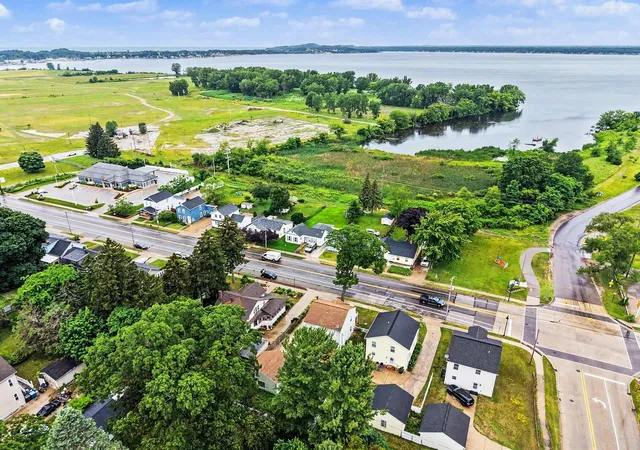 Photo 2 of Single family home for sale at 2123 Lakeshore Dr, Muskegon, MI 49441 | MLS# 71026032126 | Listing updated on 2026-09-03