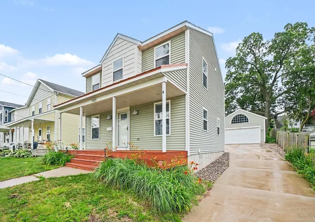 Photo 3 of Single family home for sale at 2123 Lakeshore Dr, Muskegon, MI 49441 | MLS# 71026032126 | Listing updated on 2026-09-03