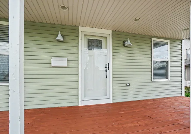 Photo 3 of Single family home for sale at 2123 Lakeshore Dr, Muskegon, MI 49441 | MLS# 71026032126 | Listing updated on 2026-09-03