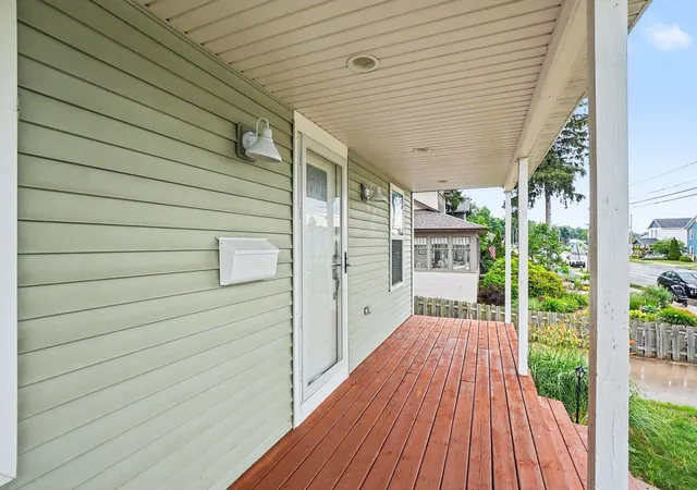 Photo 4 of Single family home for sale at 2123 Lakeshore Dr, Muskegon, MI 49441 | MLS# 71026032126 | Listing updated on 2026-09-03