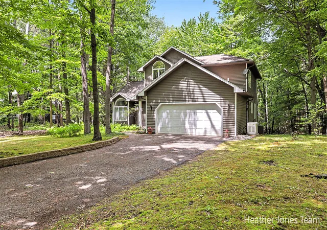 Photo 3 of Single family home for sale at 10288 Hathaway Dr, Greenville, MI 48838 | MLS# 65026032138 | Listing updated on 2026-07-06