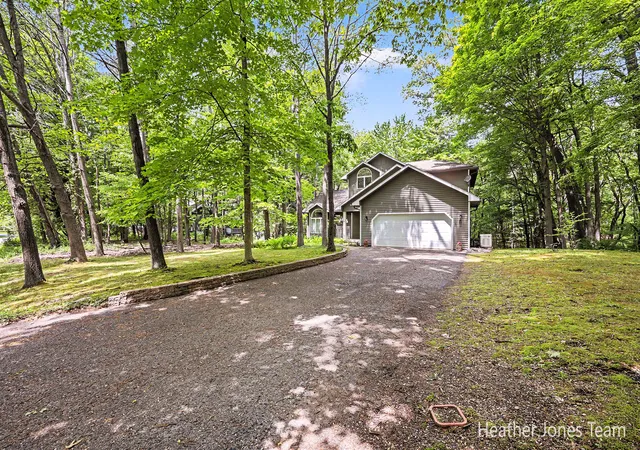 Photo 3 of Single family home for sale at 10288 Hathaway Dr, Greenville, MI 48838 | MLS# 65026032138 | Listing updated on 2026-10-02